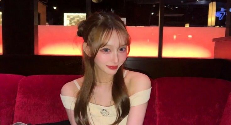 【キャバ嬢33人】いきなり服を脱いでガニ股腰振り変態ダンス【周りも唖然！！】｜ちょっとエッチな妄想AI劇場 サンプル画像 2